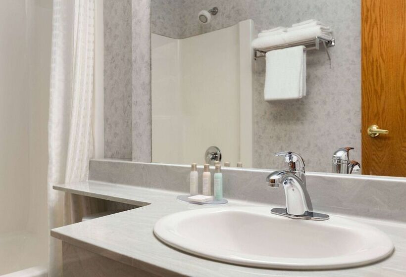 فندق Travelodge By Wyndham Lloydminster