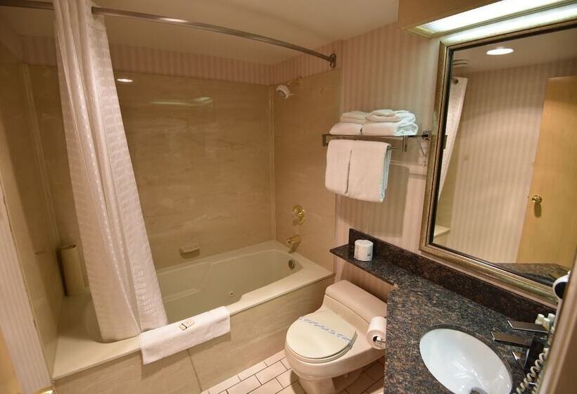 فندق Travelodge By Wyndham Lloydminster