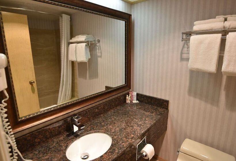 فندق Travelodge By Wyndham Lloydminster