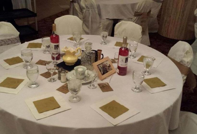 فندق Travelodge By Wyndham Lloydminster