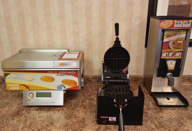 فندق Travelodge By Wyndham Lloydminster