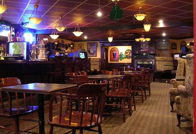 فندق Travelodge By Wyndham Lloydminster