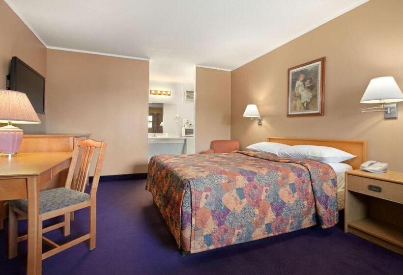 هتل Travelodge By Wyndham Moose Jaw