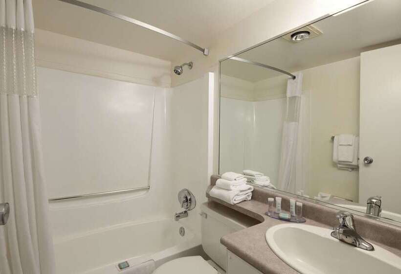 Отель Travelodge By Wyndham Nanaimo