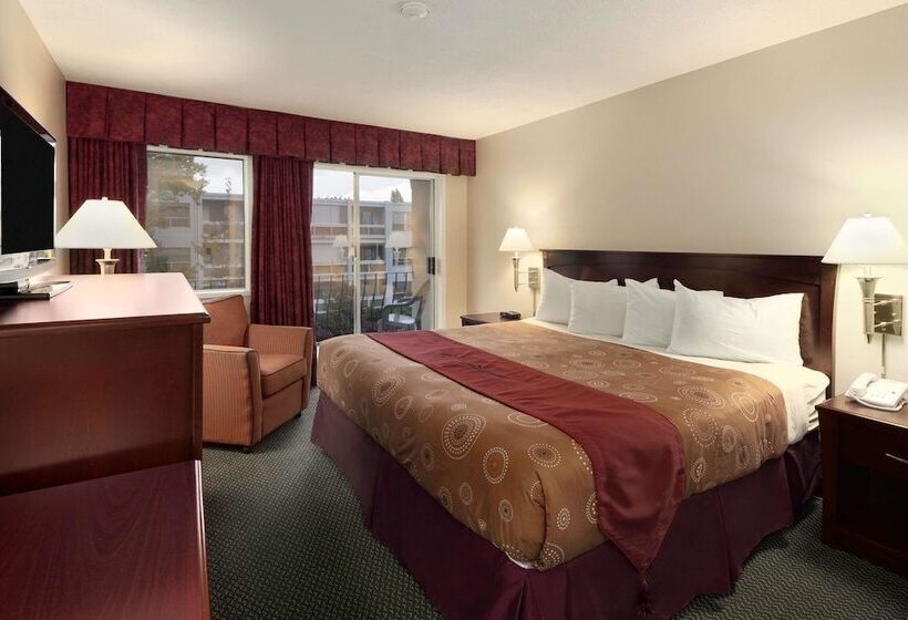 Отель Travelodge By Wyndham Nanaimo