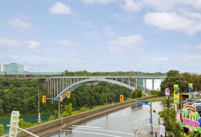 هتل Travelodge By Wyndham Niagara Falls Fallsview