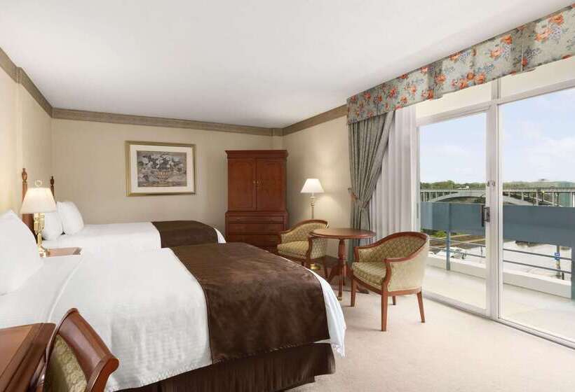 Отель Travelodge By Wyndham Niagara Falls Fallsview