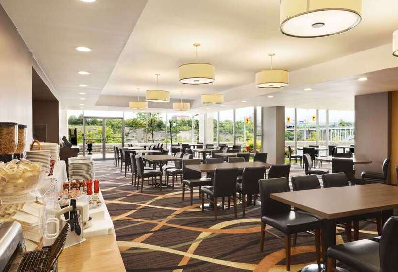 Отель Travelodge By Wyndham Niagara Falls Fallsview