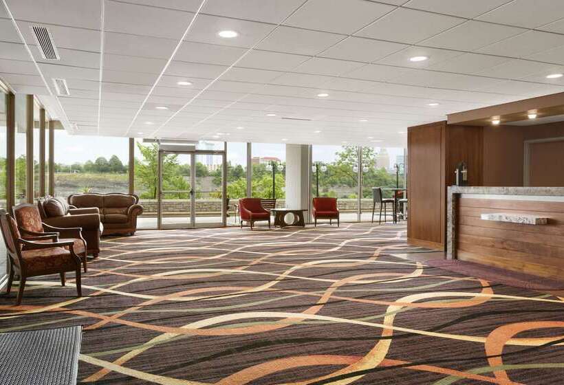 Отель Travelodge By Wyndham Niagara Falls Fallsview