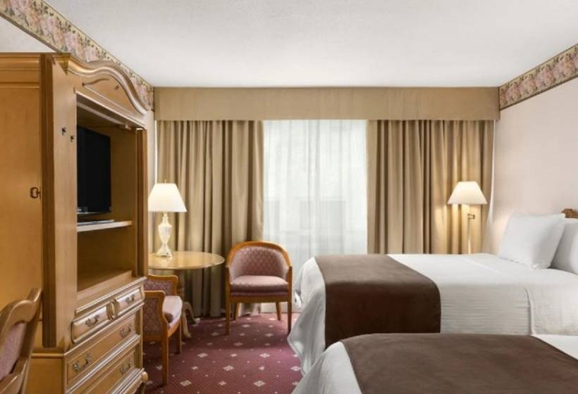 Отель Travelodge By Wyndham Niagara Falls Fallsview