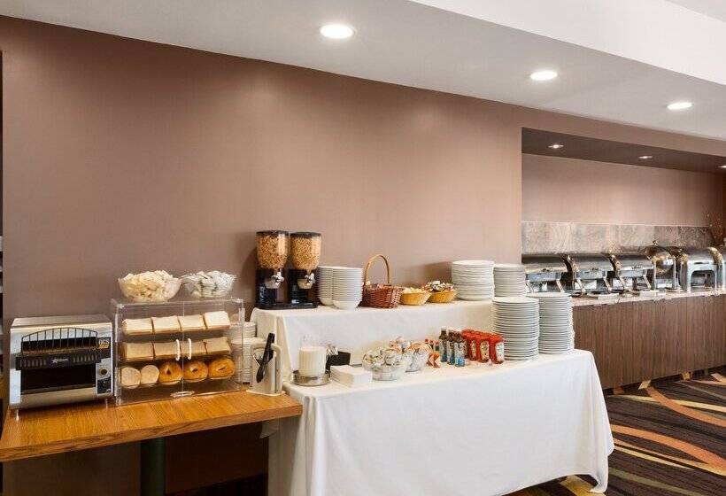 Отель Travelodge By Wyndham Niagara Falls Fallsview