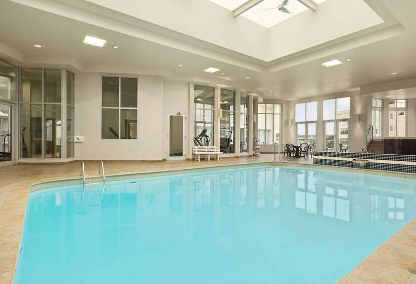 Отель Travelodge By Wyndham Niagara Falls Fallsview