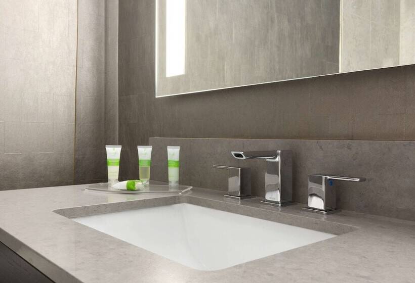 Отель Travelodge By Wyndham Niagara Falls Fallsview