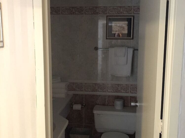 Отель Travelodge By Wyndham Niagara Falls Fallsview