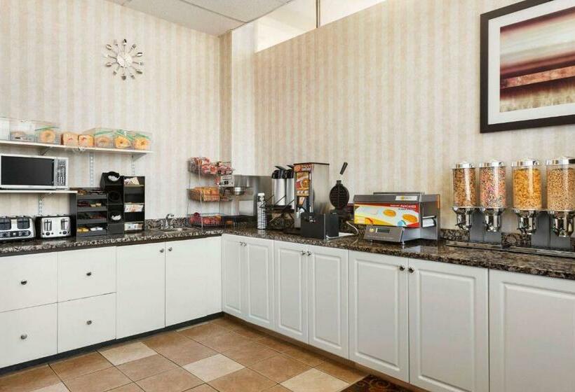 בית מלון כפרי Travelodge By Wyndham North Battleford