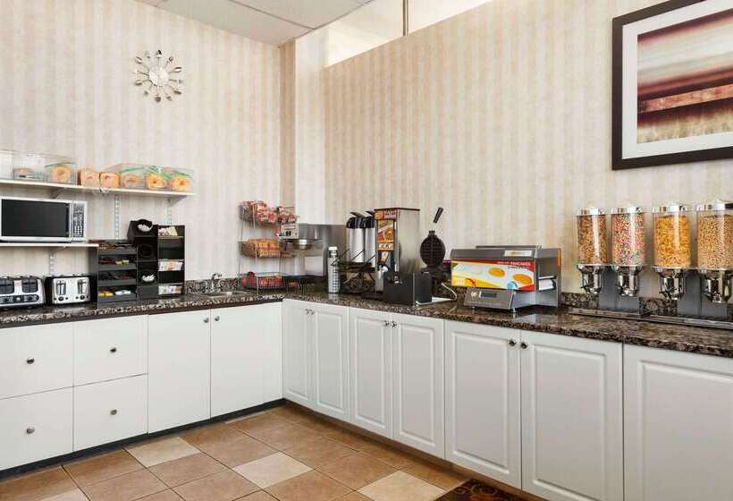 בית מלון כפרי Travelodge By Wyndham North Battleford