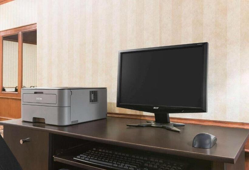 בית מלון כפרי Travelodge By Wyndham North Battleford