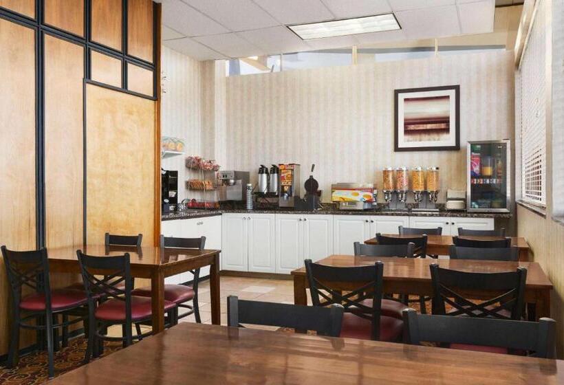 בית מלון כפרי Travelodge By Wyndham North Battleford