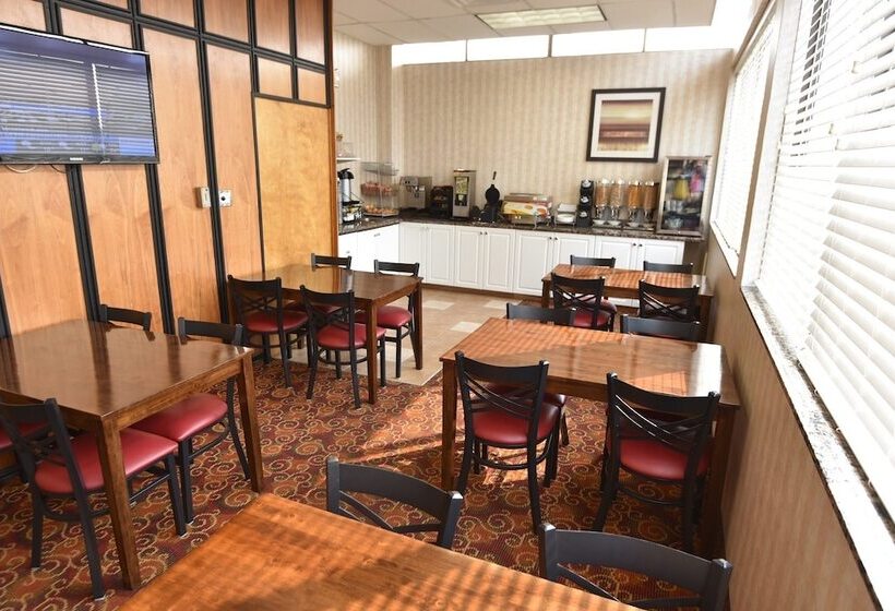 בית מלון כפרי Travelodge By Wyndham North Battleford