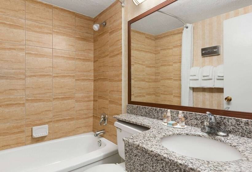 בית מלון כפרי Travelodge By Wyndham North Battleford