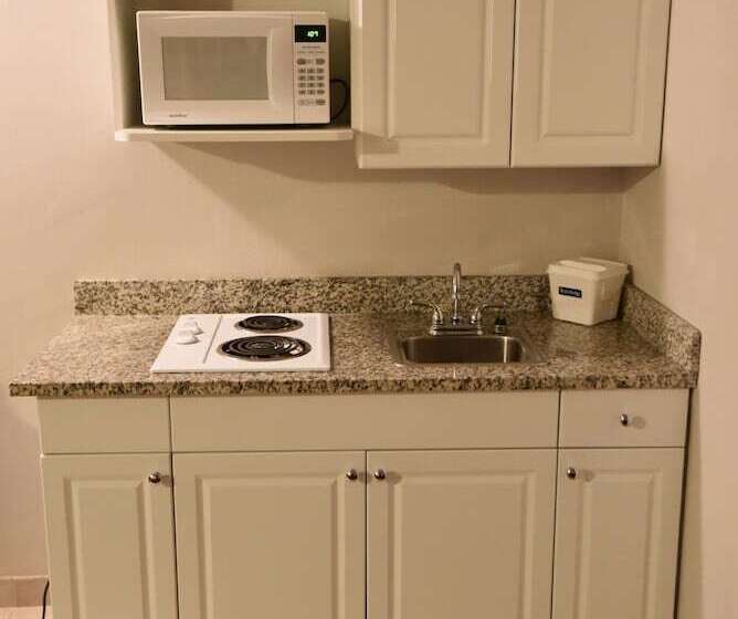 בית מלון כפרי Travelodge By Wyndham North Battleford