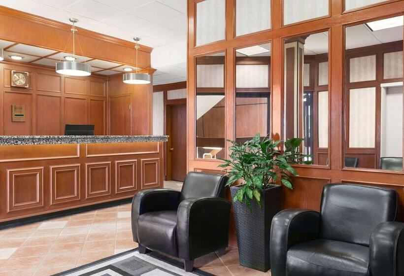 בית מלון כפרי Travelodge By Wyndham North Battleford