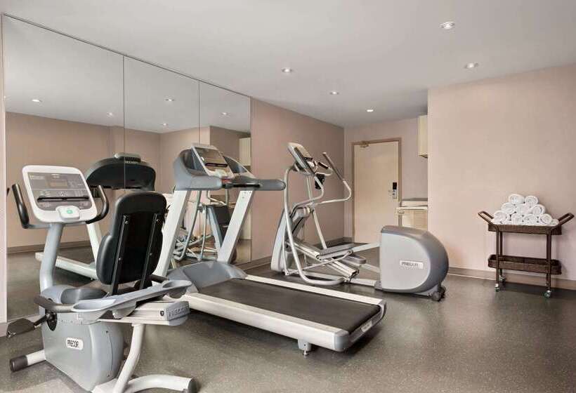 هتل Travelodge By Wyndham Oshawa Whitby