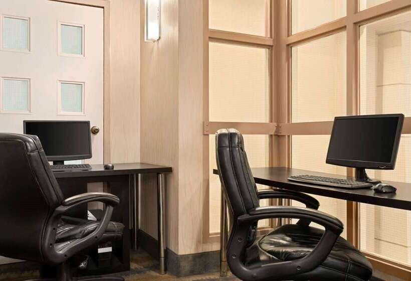 فندق Travelodge By Wyndham Oshawa Whitby