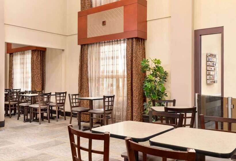 فندق Travelodge By Wyndham Oshawa Whitby