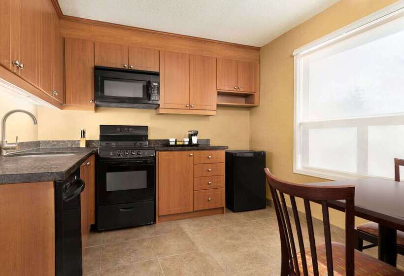 فندق Travelodge By Wyndham Oshawa Whitby