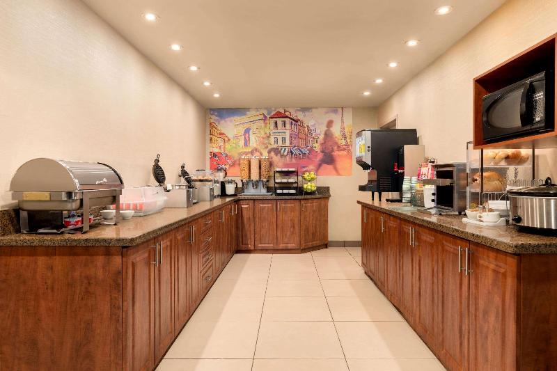 فندق Travelodge By Wyndham Oshawa Whitby