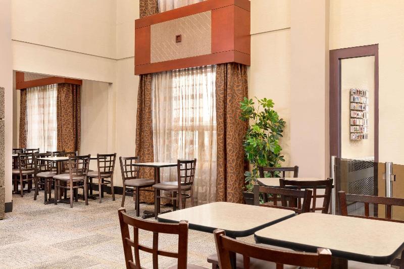 فندق Travelodge By Wyndham Oshawa Whitby