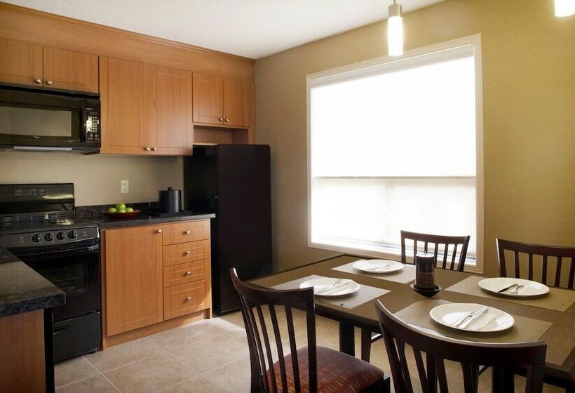 فندق Travelodge By Wyndham Oshawa Whitby