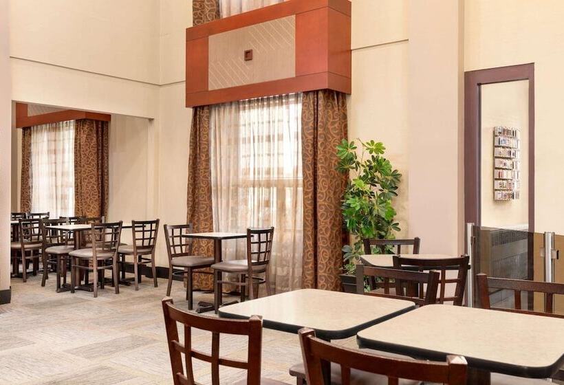 فندق Travelodge By Wyndham Oshawa Whitby