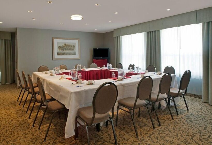 هتل Travelodge By Wyndham Oshawa Whitby