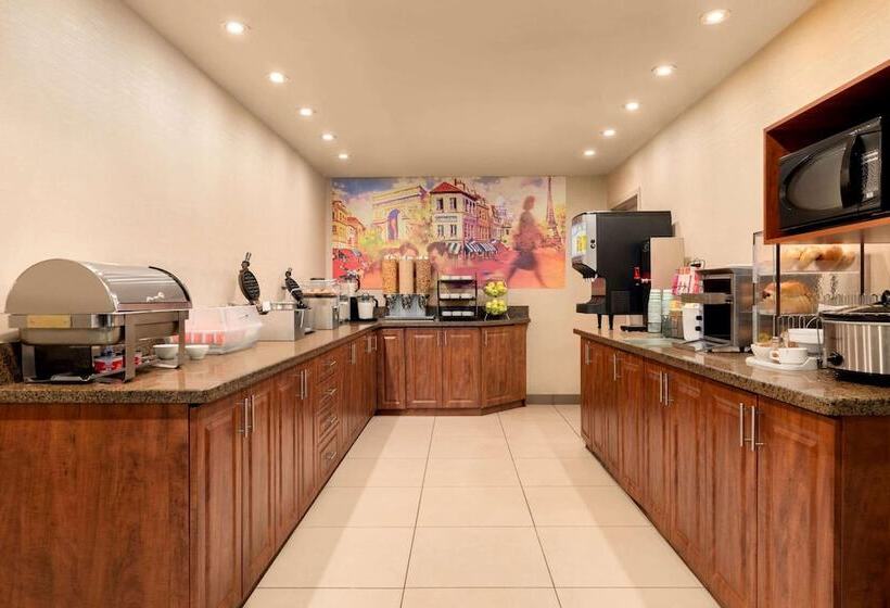 فندق Travelodge By Wyndham Oshawa Whitby