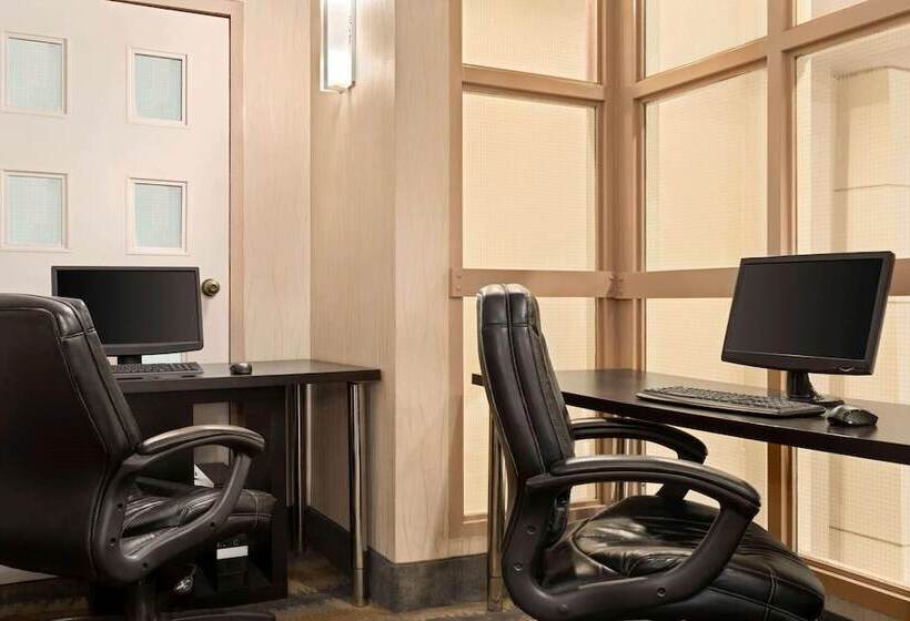 هتل Travelodge By Wyndham Oshawa Whitby
