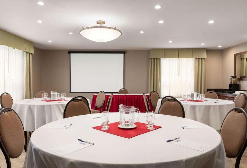 فندق Travelodge By Wyndham Oshawa Whitby