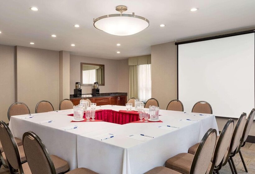 فندق Travelodge By Wyndham Oshawa Whitby