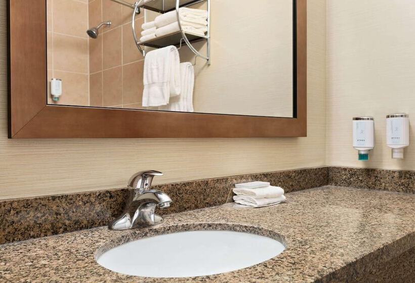 فندق Travelodge By Wyndham Oshawa Whitby