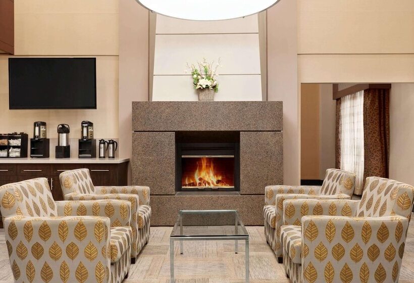 هتل Travelodge By Wyndham Oshawa Whitby