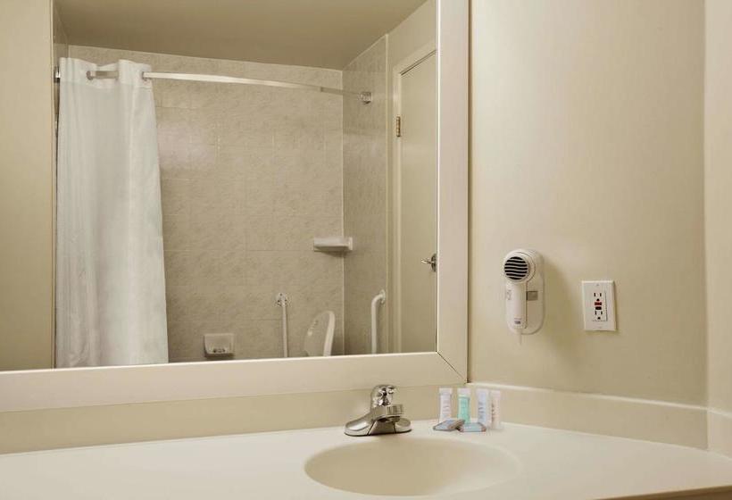 호텔 Travelodge By Wyndham Ottawa West