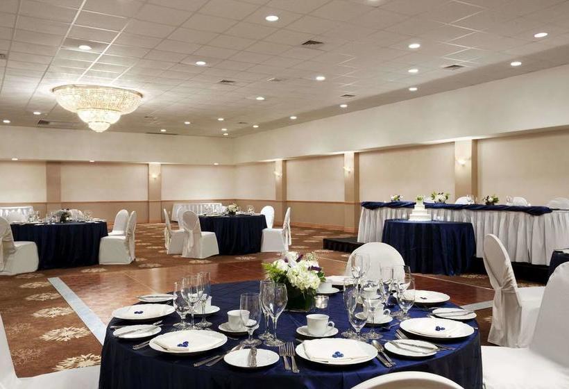 호텔 Travelodge By Wyndham Ottawa West