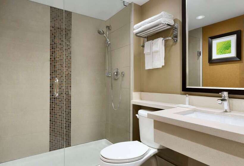 فندق Travelodge By Wyndham Toronto East