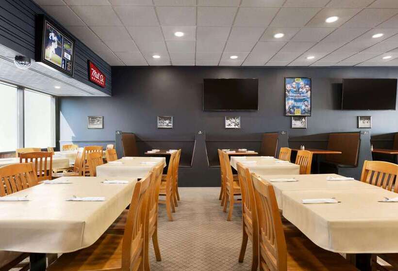 فندق Travelodge By Wyndham Toronto East