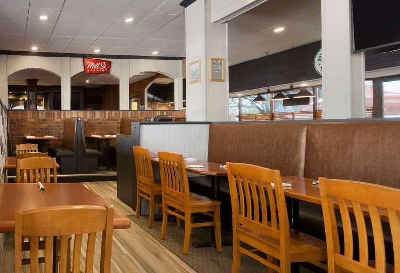 فندق Travelodge By Wyndham Toronto East