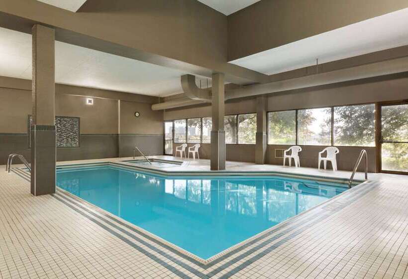 فندق Travelodge By Wyndham Toronto East