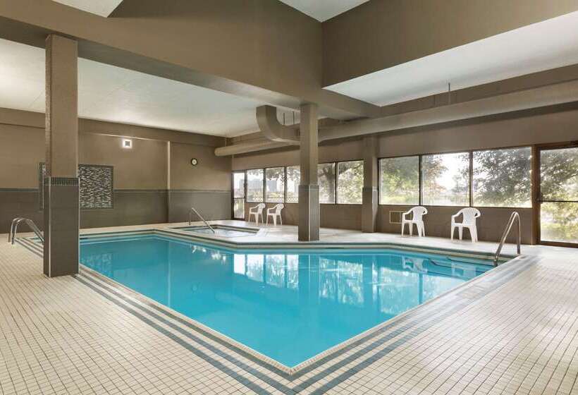 فندق Travelodge By Wyndham Toronto East