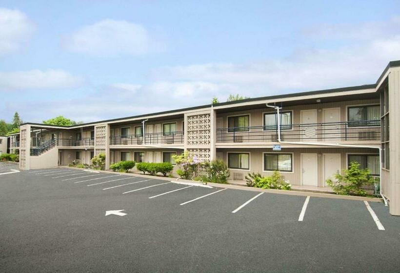 Отель Travelodge By Wyndham Vancouver Lions Gate