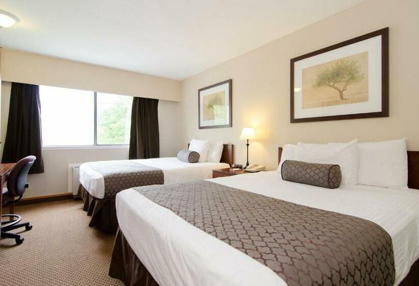 Отель Travelodge By Wyndham Vancouver Lions Gate